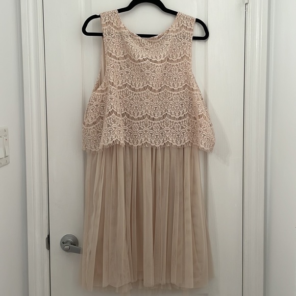 Sleeve less lace and tulle party dress. - Picture 5 of 5
